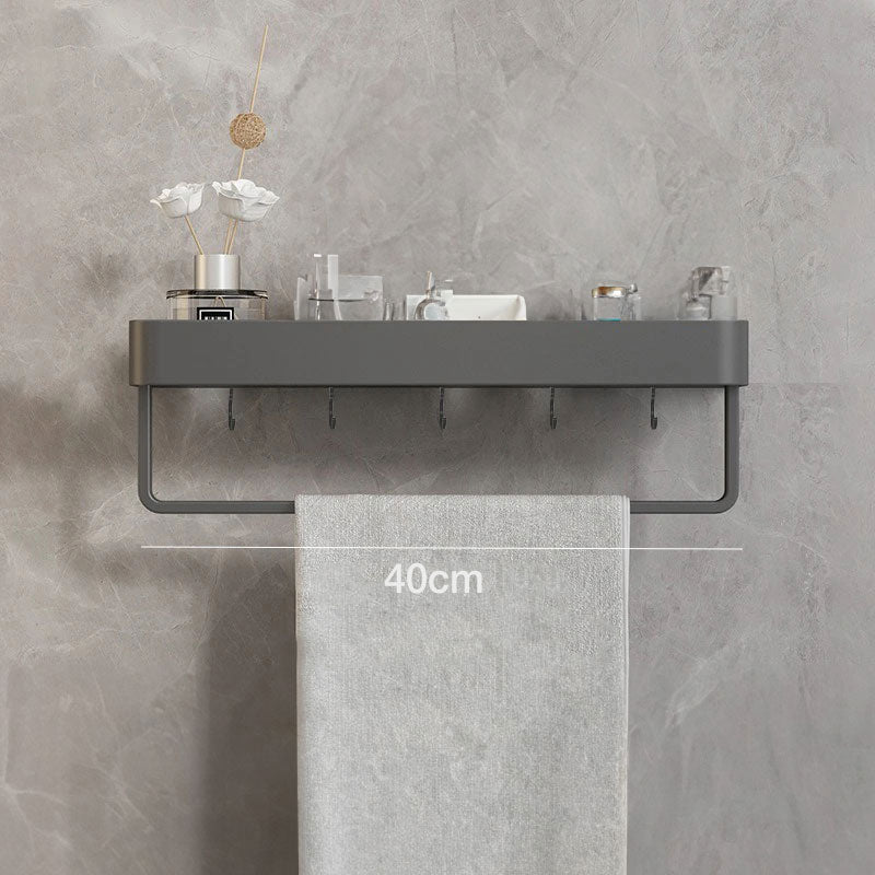 Detalje af den grå væghylde, fremhæver det moderne design og den selvklæbende funktion.