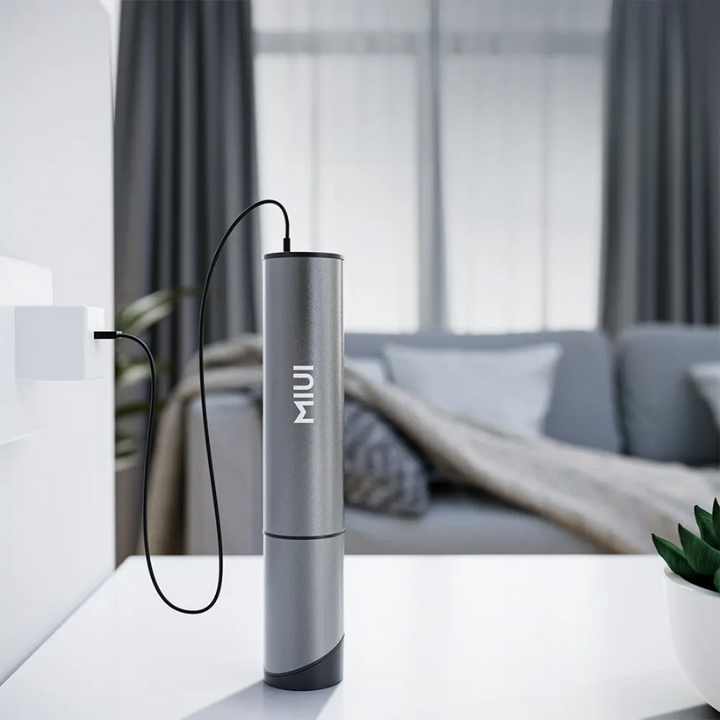 USB-opladelig, bærbar håndstøvsuger. Effektivt rengøringsværktøj til svært tilgængelige steder.