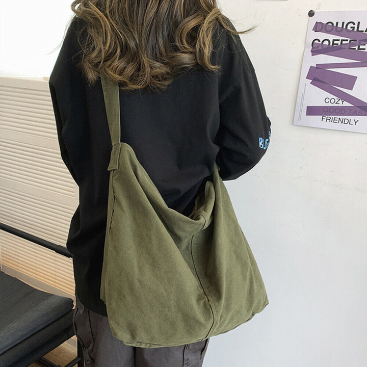 Grøn rummelig crossbody-taske til kvinder med justerbar rem, ideel som hverdagstaske eller rejsetaske.