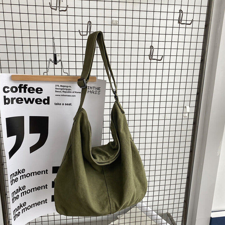 Rød kvindetaske, rummelig crossbody med justerbar rem, velegnet som hverdagstaske og rejsetaske.