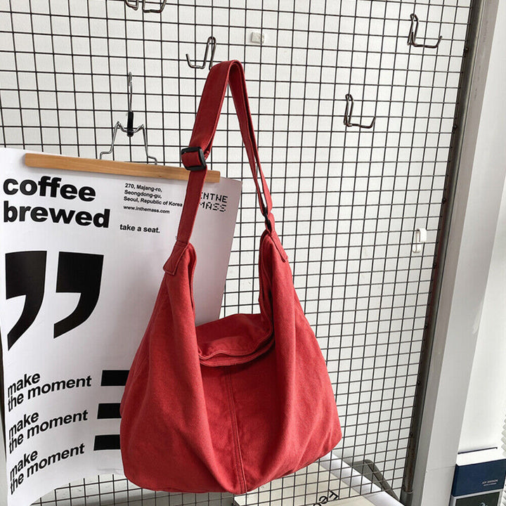 Fleksibel crossbody-taske til kvinder med justerbar rem; slidstærk og rummelig, perfekt til rejse og hverdag.