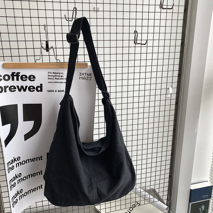 Organiseret kvindetaske, sort crossbody med justerbar rem; den ideelle skuldertaske for en travl hverdag.