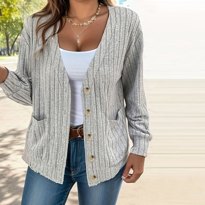"Grå strikket cardigan med lommer og knapper, komfortabel polyester, ideel til afslappet og stilfuldt look."