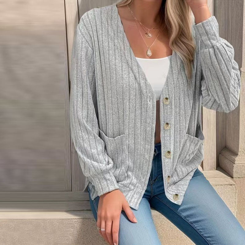 "Grå strikket cardigan med lommer og knapper, komfortabel polyester, ideel til afslappet og stilfuldt look."