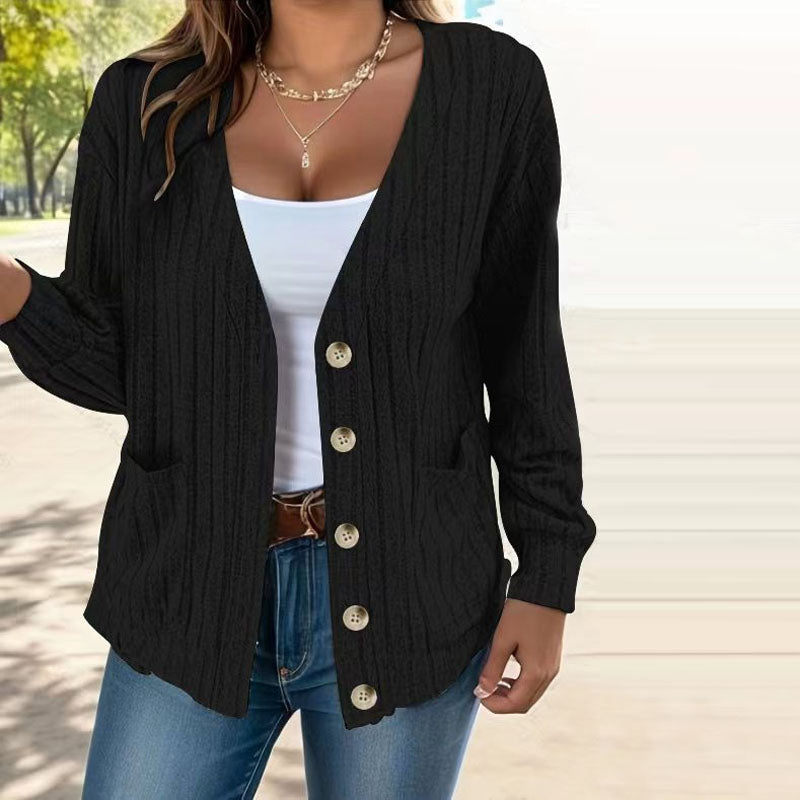 "Grå strikket cardigan med lommer og knapper, komfortabel polyester, ideel til afslappet og stilfuldt look."