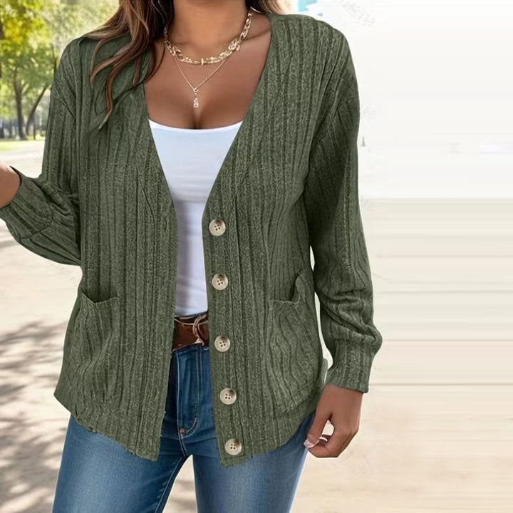 "Grå strikket cardigan med lommer og knapper, komfortabel polyester, ideel til afslappet og stilfuldt look."