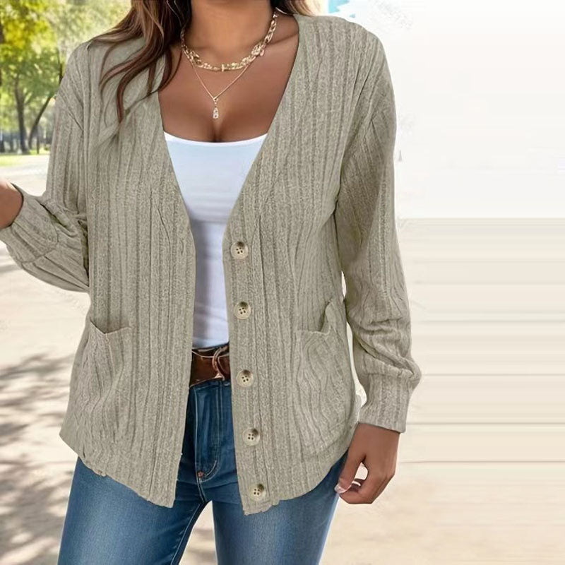 "Grå strikket cardigan med lommer og knapper, komfortabel polyester, ideel til afslappet og stilfuldt look."