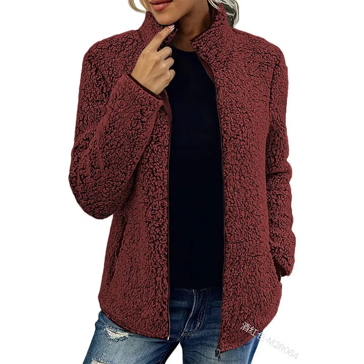 Grøn kvinders vinterfleecejakke i blød fleece, ideel til udendørsaktiviteter, kombinerer varme med moderne stil.