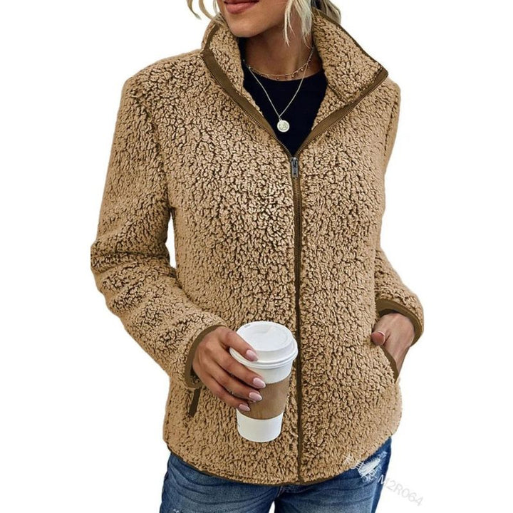 Grøn kvinders vinterfleecejakke i blød fleece, ideel til udendørsaktiviteter, kombinerer varme med moderne stil.