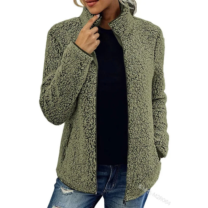 Grøn kvinders vinterfleecejakke i blød fleece, ideel til udendørsaktiviteter, kombinerer varme med moderne stil.