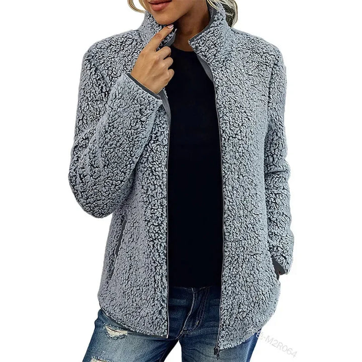 Grøn kvinders vinterfleecejakke i blød fleece, ideel til udendørsaktiviteter, kombinerer varme med moderne stil.