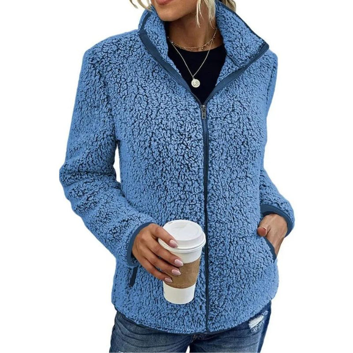 Grøn kvinders vinterfleecejakke i blød fleece, ideel til udendørsaktiviteter, kombinerer varme med moderne stil.