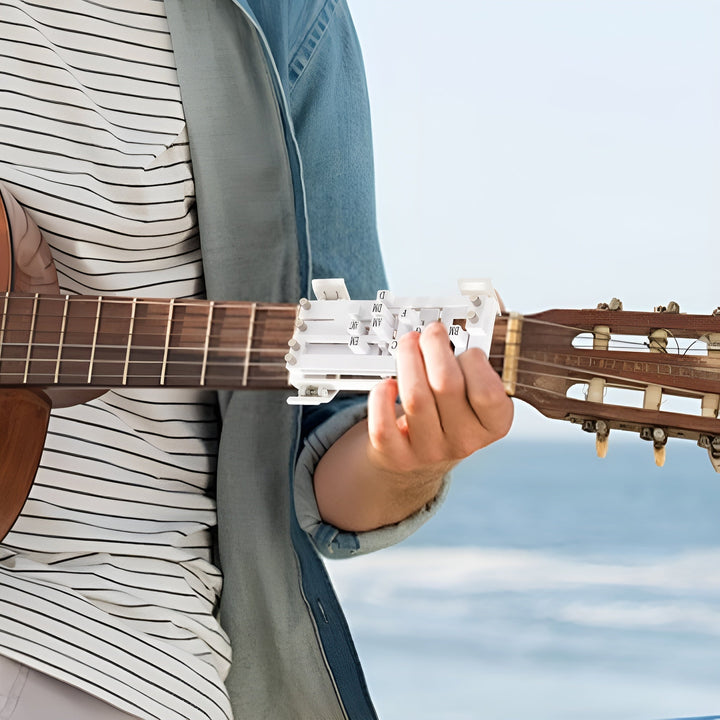 Akkordtræner for guitar. Nemt guitarudstyr til muskelhukommelse og hurtiglæring for nybegyndere.