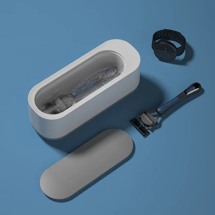 Moderne ultralydsrenser gadget til badeværelset. Renser briller og smykker dybt for skinnende resultater.
