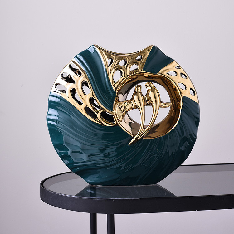Håndlavet guld & smaragdgrøn Love Birds figur, elegant moderne kunst til boligindretning.