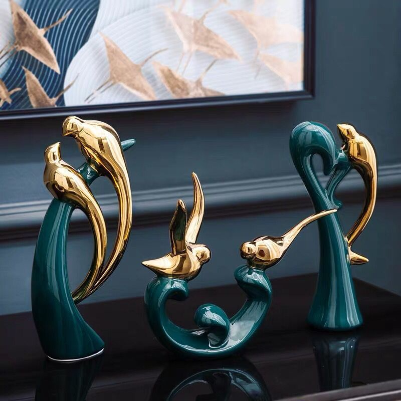 Detaljebillede af Love Birds figurer i skinnende guld og dyb smaragdgrøn, perfekt boligtilbehør.