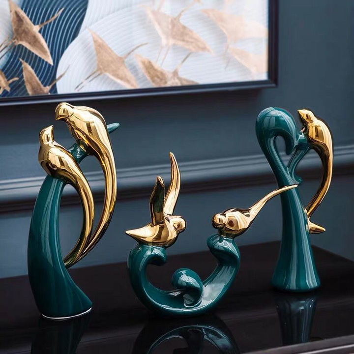 Detaljebillede af Love Birds figurer i skinnende guld og dyb smaragdgrøn, perfekt boligtilbehør.