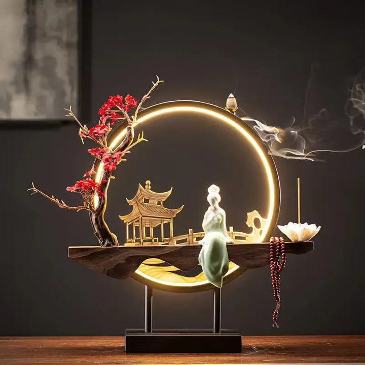 Håndlavet keramisk bordlampe med fredfyldt engledesign. Ideel LED-lampe til stemningsbelysning & zen-indretning.