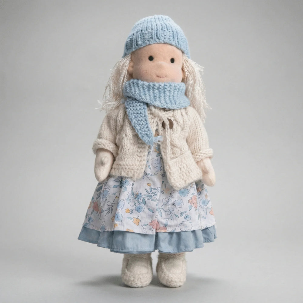 Mellori børnedukke, håndlavet i Waldorf-stil. Ideel til fantasifuld og kreativ leg for børn.