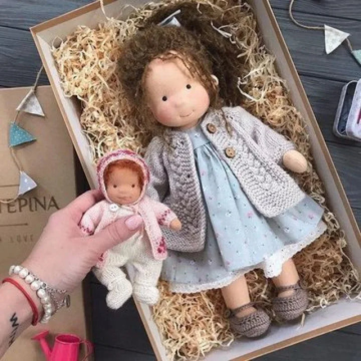 Plysdukke, håndlavet Waldorf stil, blød bomuld, ideel for små hænder.