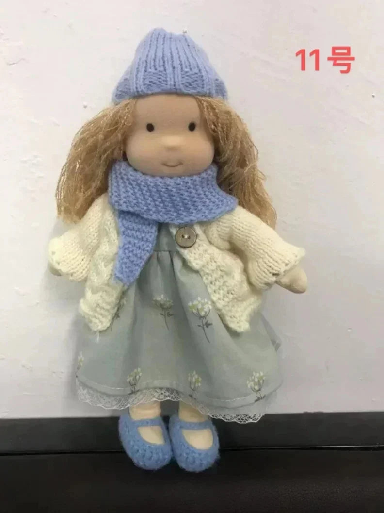 Sød bomuldsdukke, håndlavet Waldorf stil, ideel som gave til børn.