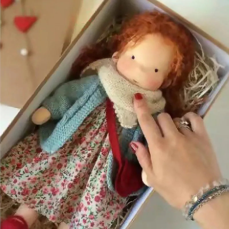 Unik håndlavet Waldorf bomuldsdukke, blød og indbydende til kram.