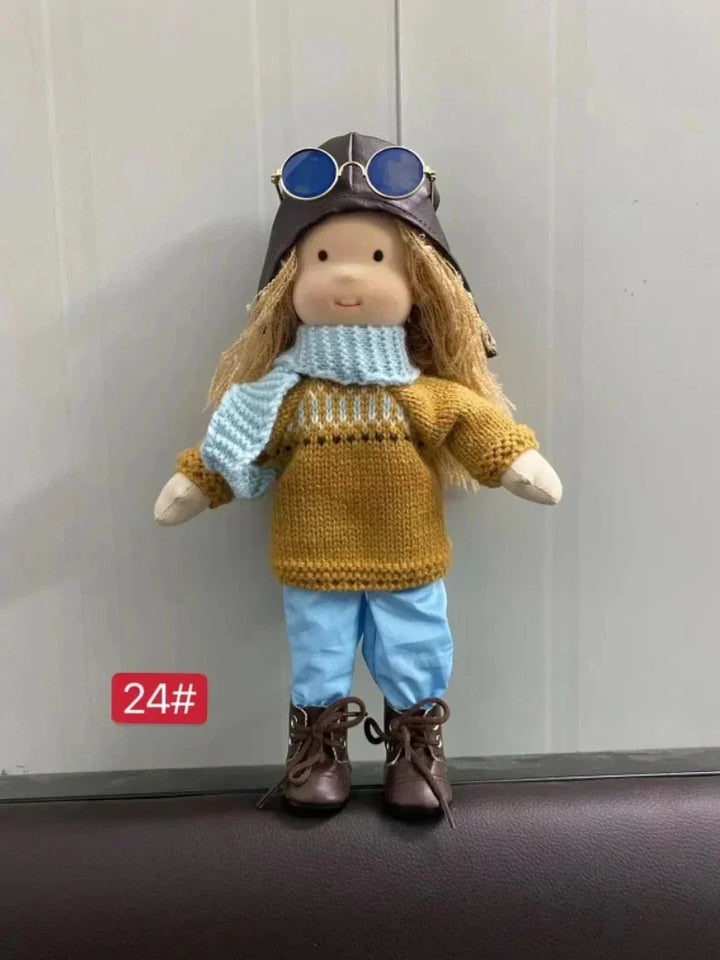 Unik Waldorf dukke, håndlavet af bomuld, et elsket stykke børnelegetøj.