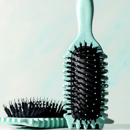 Hårbørste til glat og frizz-frit hår. Perfekt til styling, giver kontrol og glans.