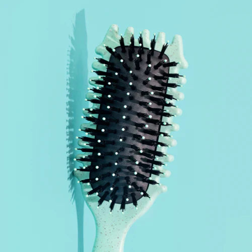 Fleksibel hårbørste til krøller, bølget og afrohår. Giver frizz-kontrol og definerede krøller.