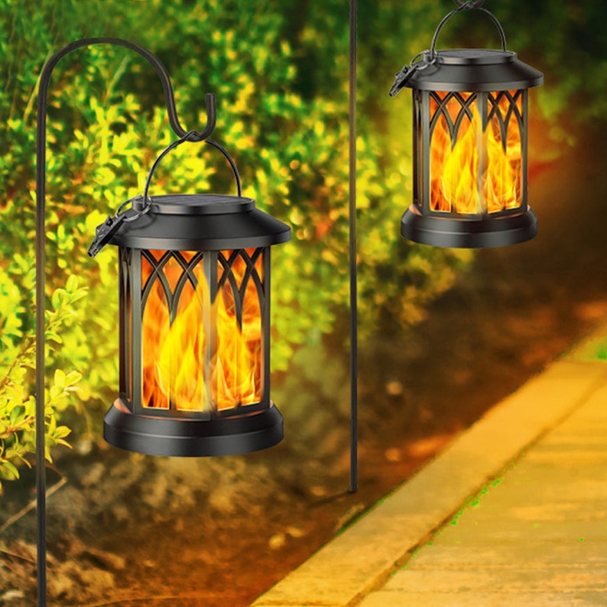 Hængende solcellelanterne med realistisk flamme, elegant design, oplader i sollys, til have eller terrasse.