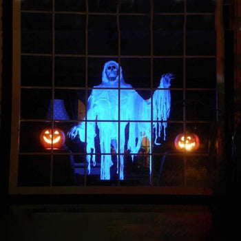 Gyserprojektion af zombier på vinduet med Halloween projektor, giver en autentisk og skræmmende feststemning.