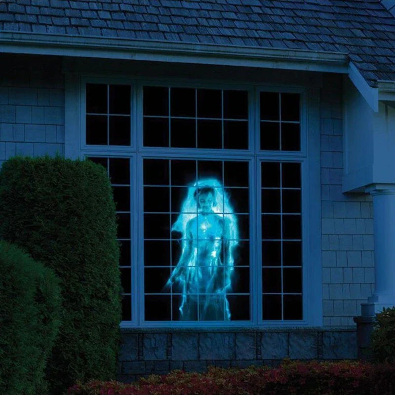 Nærbillede af uhyggeligt spøgelse effekt projiceret på vindue med en Halloween projektor, skaber stemning.