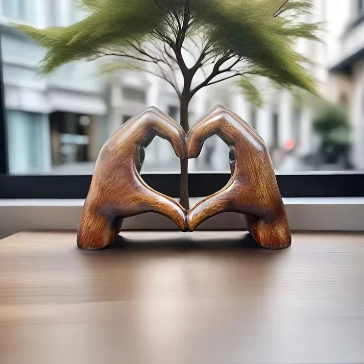 "Håndlavet hjerteformet ornament i træ med elegant årefinish, symboliserer kærlighed og tilføjer moderne elegance til hjemmet