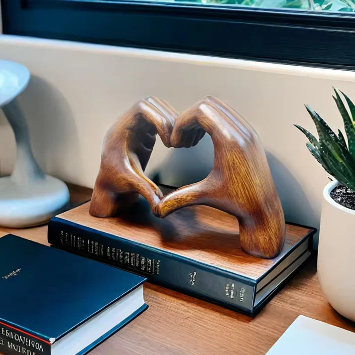 "Håndlavet hjerteformet ornament i træ med elegant årefinish, symboliserer kærlighed og tilføjer moderne elegance til hjemmet