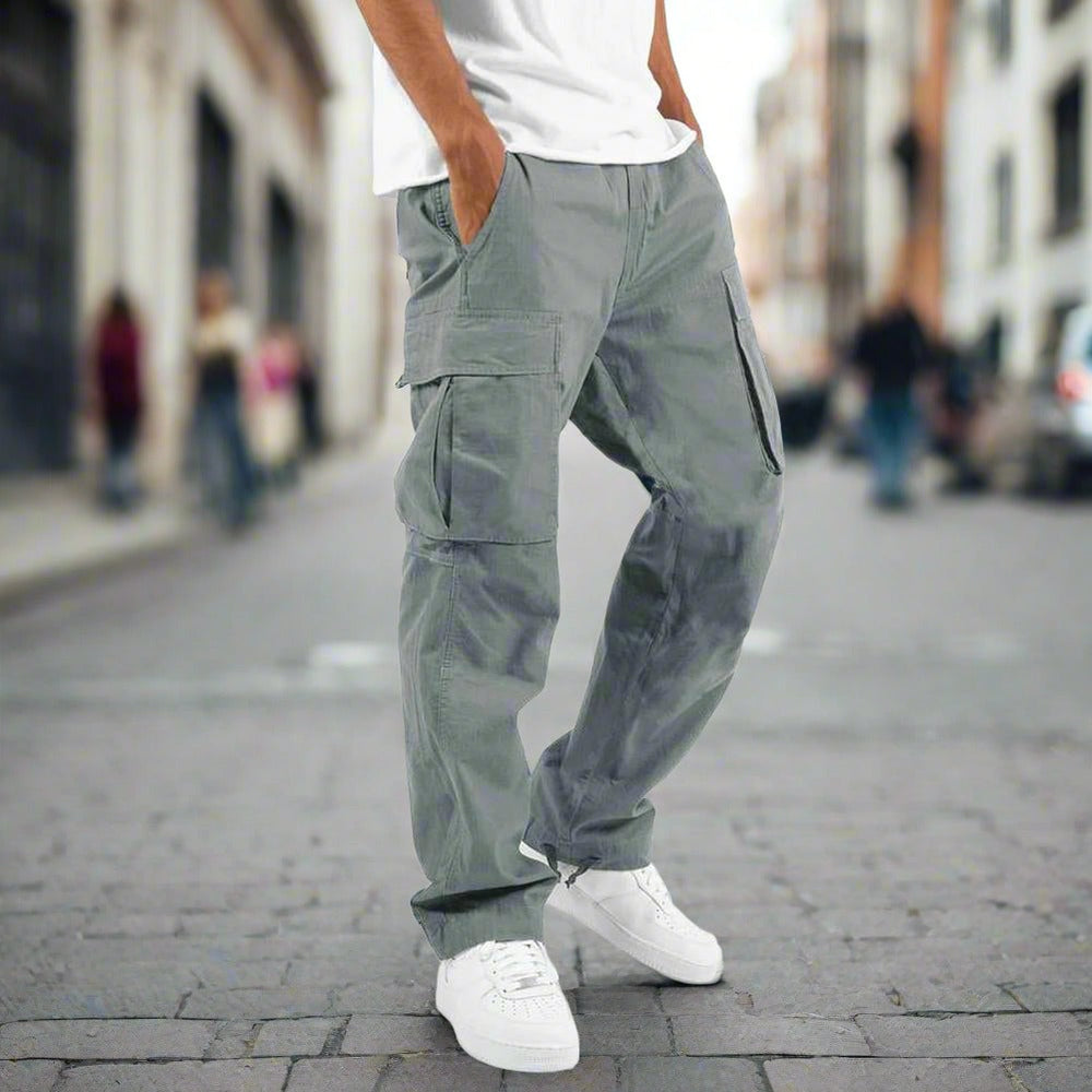 Moderne herre cargo bukser med løs pasform, ideelle til streetwear. Stilfulde og alsidige med store lommer.