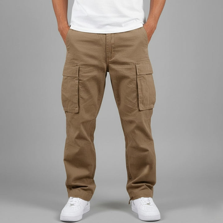 Stilfulde herre cargobukser i streetwear-stil, designet for optimal komfort og urban mode.