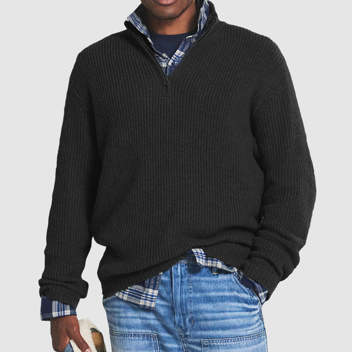 Nærbillede af stilfuld herre lynlås sweater, der viser blødt stof og kvalitets lynlås for maksimal komfort.