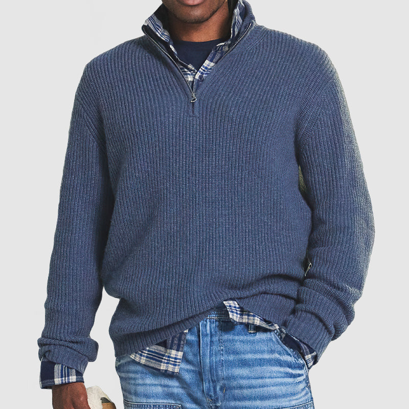 Moderne herre pullover med lynlås, vist på model, ideel til en komfortabel og elegant herremode stil.