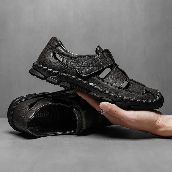Herre fisherman sandaler på fod, viser komfortabel & beskyttende lukket tå.
