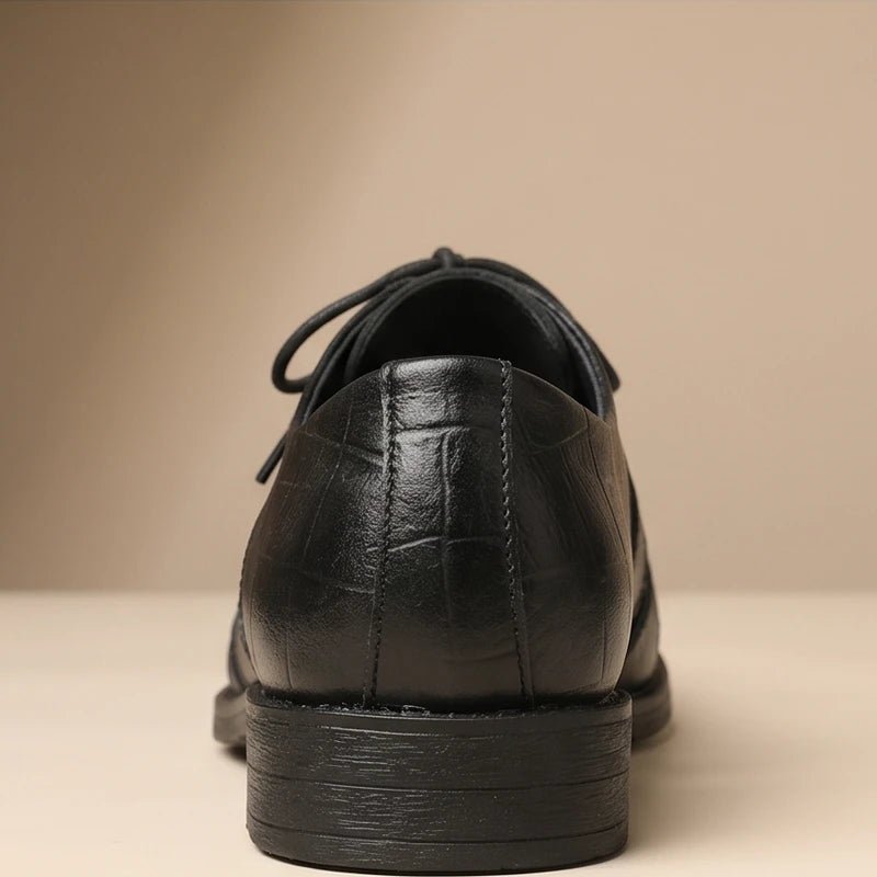 Aktive herre sandaler med lukkede tær båret udendørs, perfekt til vandreture og udendørs fodtøj.