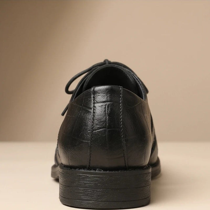 Aktive herre sandaler med lukkede tær båret udendørs, perfekt til vandreture og udendørs fodtøj.