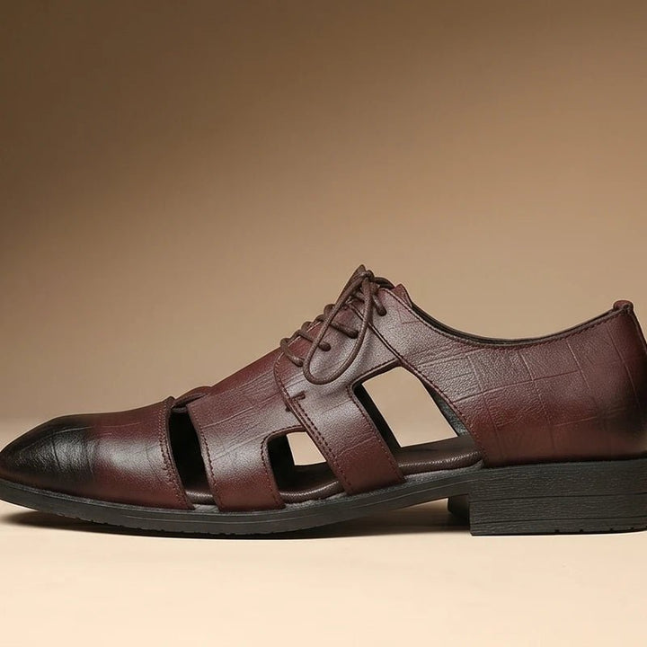 Detaljerede syninger på herre fisherman sandaler med lukkede tær, understreger kvaliteten og det robuste design.