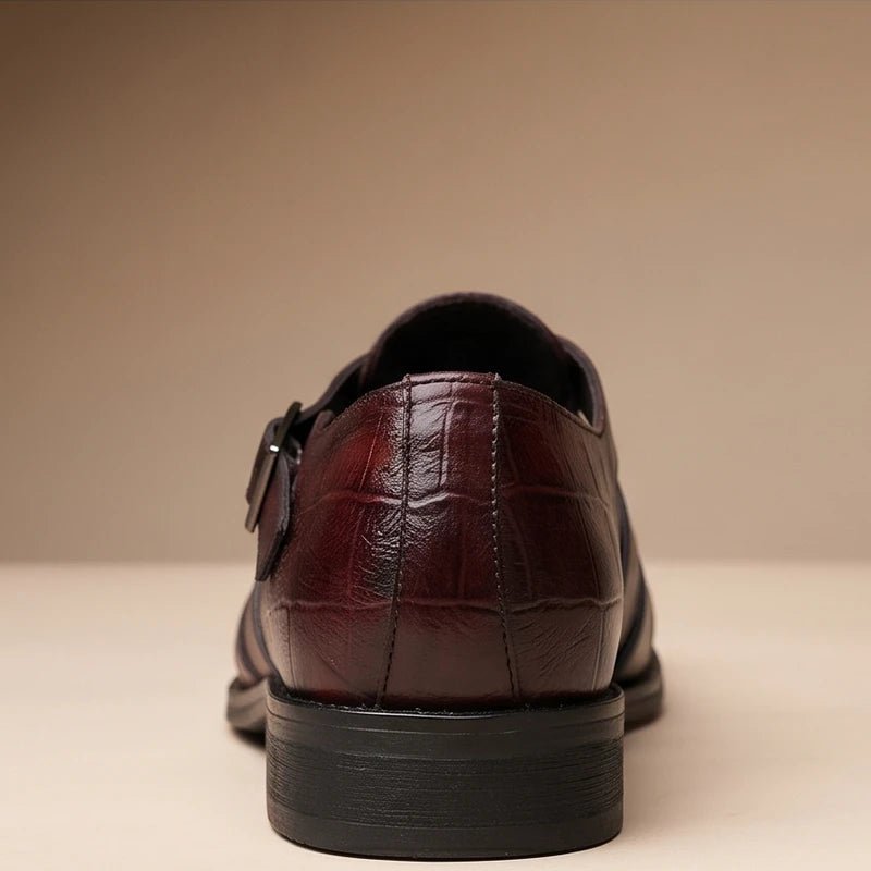 Nærbillede af snørebånd og justerbart spænde på komfortable herre sandaler, for optimal pasform og støtte.