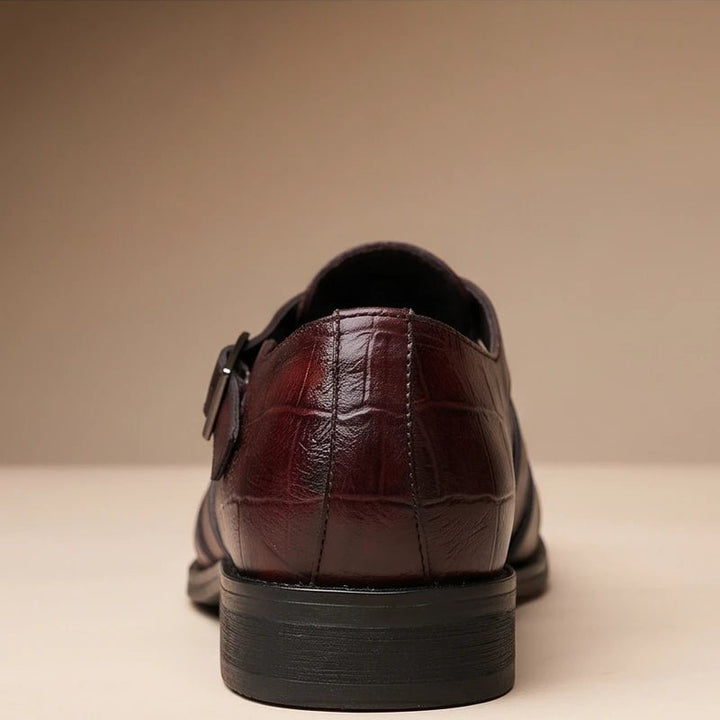 Nærbillede af snørebånd og justerbart spænde på komfortable herre sandaler, for optimal pasform og støtte.