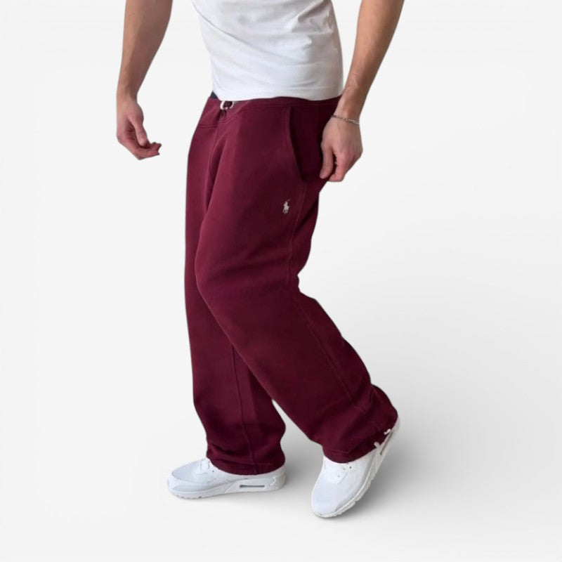 Moderne herrebukser med vide ben, høj talje og funktionelle sidelommer for en casual, men elegant stil.