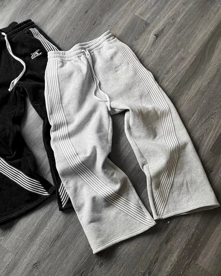 "Herre joggingbukser med retro striber, løs pasform, komfortabelt og åndbart design til sport og afslapning."