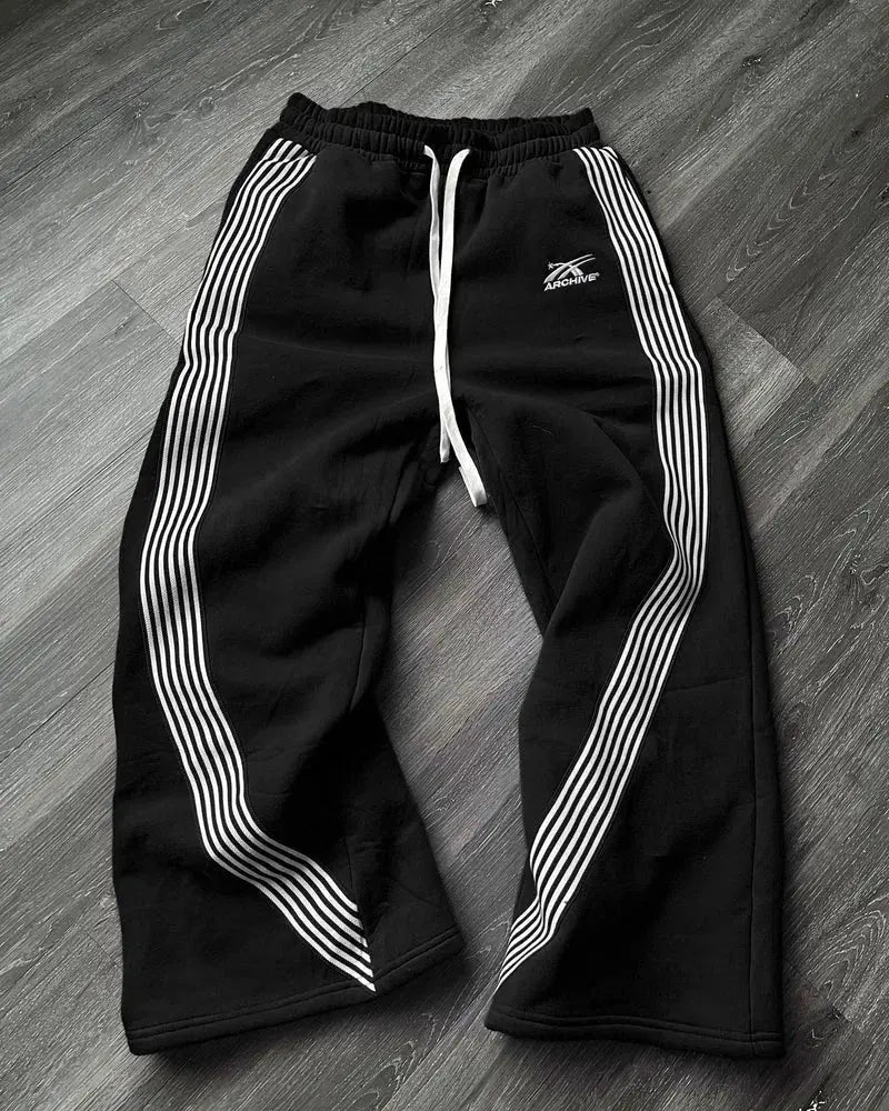 "Herre joggingbukser med retro striber, løs pasform, komfortabelt og åndbart design til sport og afslapning."