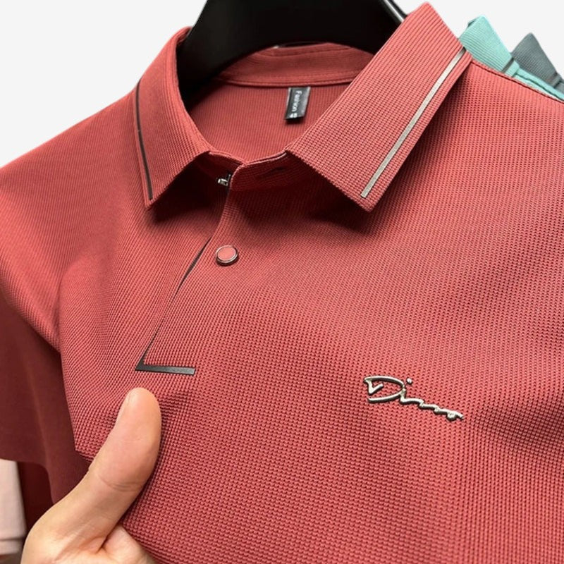 Herrepolo i casual stil med print og knapkrave. En del af sommerkollektionen for en elegant hverdag.