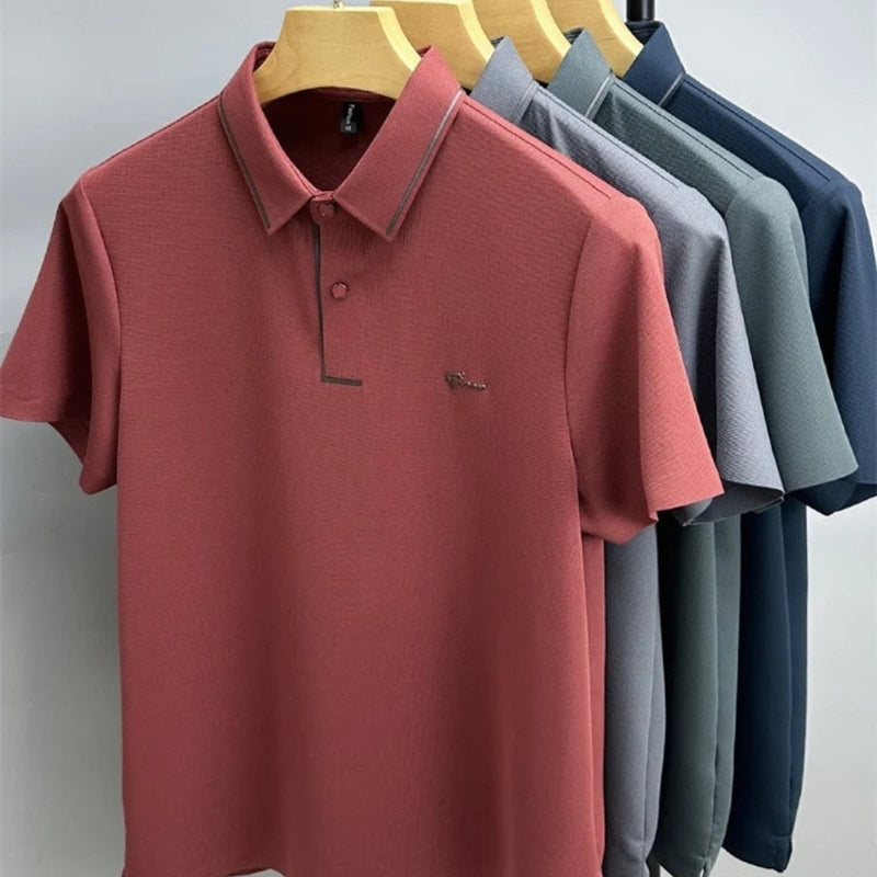 Trendy herrepolo med stilfuldt print, knapkrave for et casual sommerlook. Moderne og behagelig.