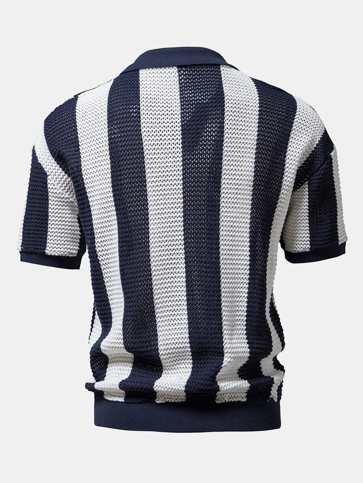 Stilfuld blå herre poloshirt med V-hals, åndbare striber og retro look, ideel til hverdag.